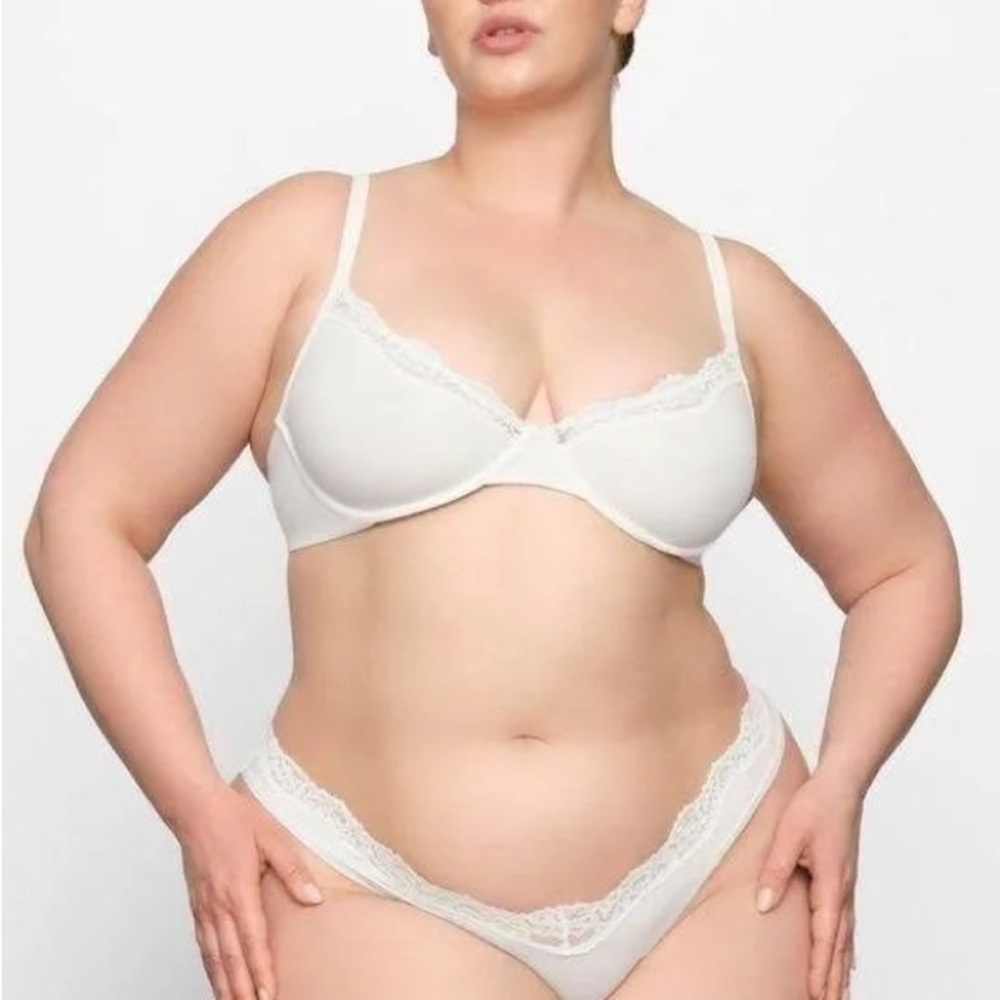 Fits everybody lace underwire bra